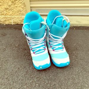 Women’s size 7 Burton snowboard boots